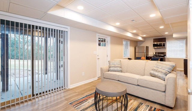 Oak Tree Oasis: private deck, grill, firepit.