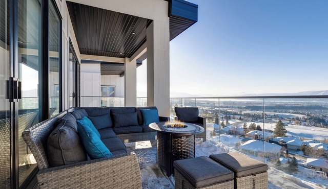 Oasis retreat/Fire-pit/Patio with mountain views/Theatre room/Family home