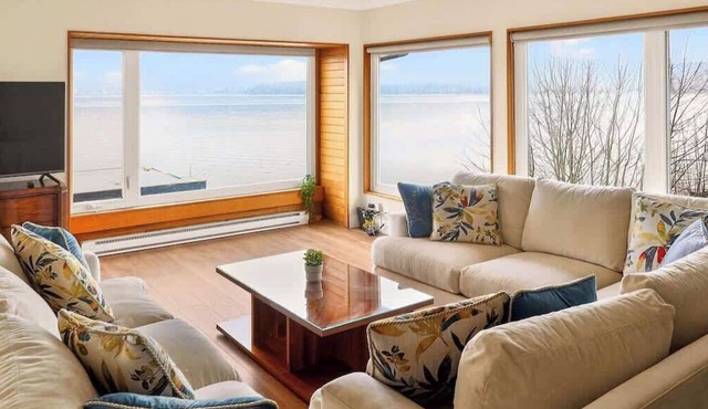 Ocean View Home near Downtown | 5 Beds & 3 Parking