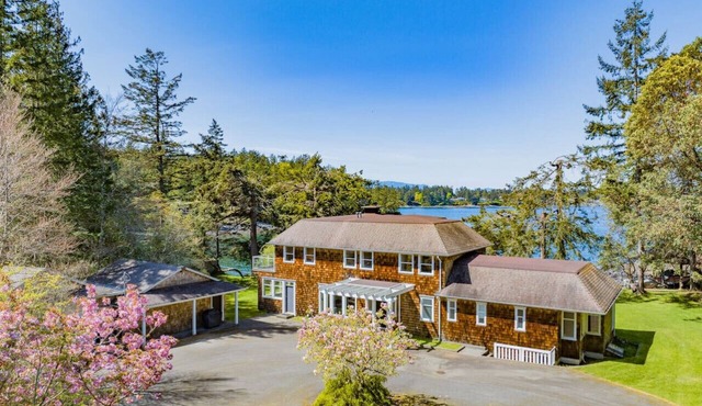 Oceanfront 4BR Home near Nanoose Bay