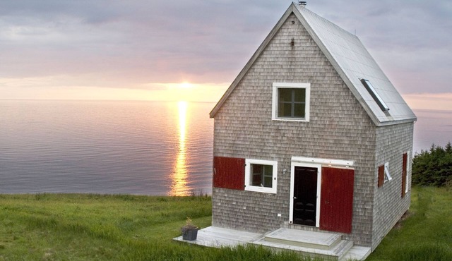 Oceanfront Cottage with Awesome Views, 2 min. to Beach, near Cabot Trail & Park
