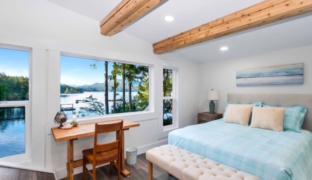 Oceanfront Cottage with Hot Tub