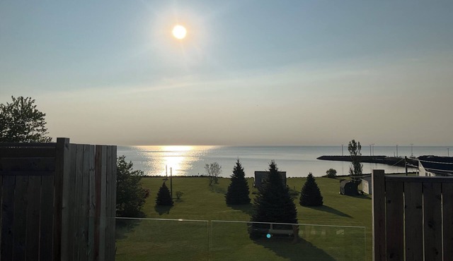 Oceanfront paradise, 4-bedroom house in Cocagne with hot tub, WiFi, AC.
