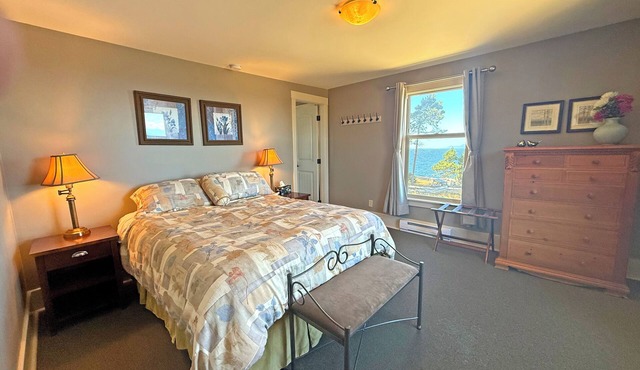 Oceanfront Suite with Relaxing Tub & Private Bath - Rm 1