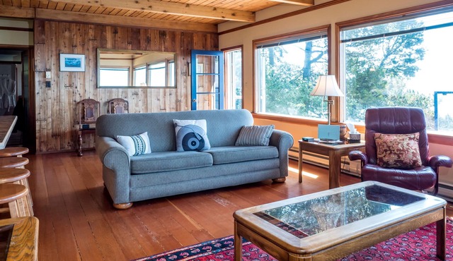 Oceanfront West Coast Vacation Home-Surfside Cottage with hot tub