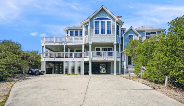 OCEANSIDE: 600 feet from beach! Pet Friendly! Hot Tub! 400 ft to community pool!