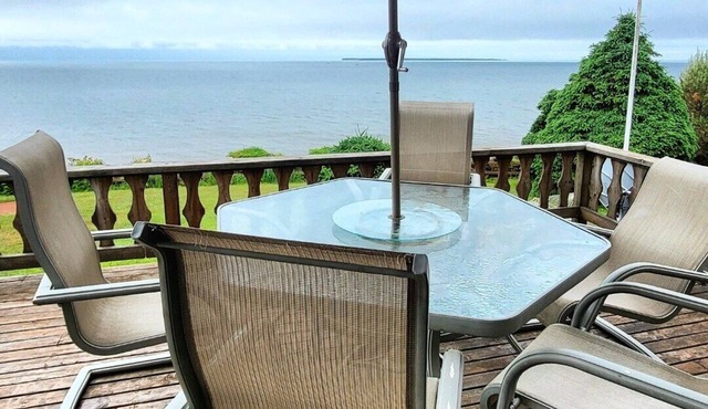Oceantfront Cottage and 200 feet to a secluded beach. 25min to Charlottetown