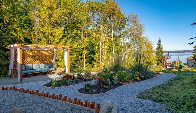 Oceanview two bdrs suite close to trails, beach, restaurants, charming Chemainus