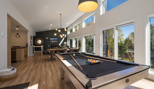Okanagan 97: Hot Tub, Pool Table & Summer Views
