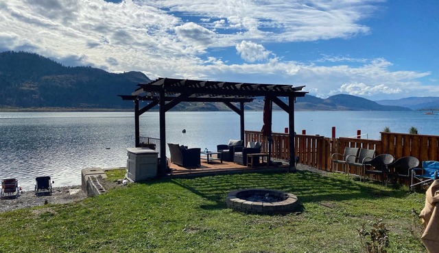 Okanagan Lakefront RV w/boat launch in residential/seasonal community.