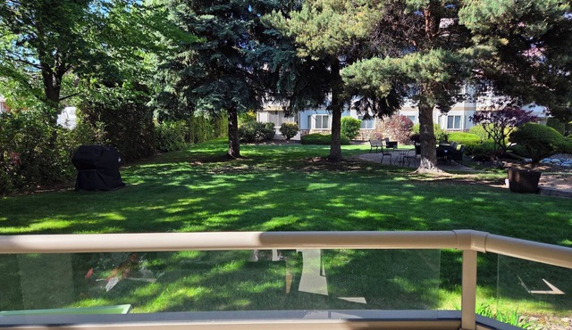 Okanagan Park like - Ground floor corner condo Central location and Pet Friendly