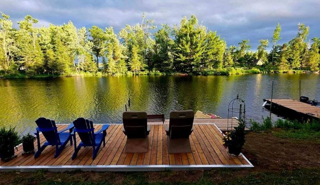"On The Rocks" A Quite Waterfront cottage on Stoney Lake Sleeps 6-8