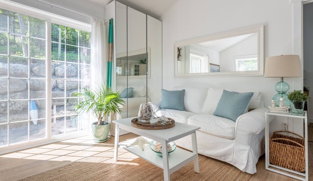 One bedroom fully equipped Mahone Bay luxury cottage