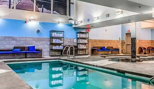 One Spacious Room with king bed & sofa bed.W/pool/tub