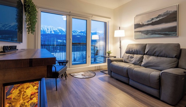 OSO Summit - Downtown Riverfront Condo with Mountain Views