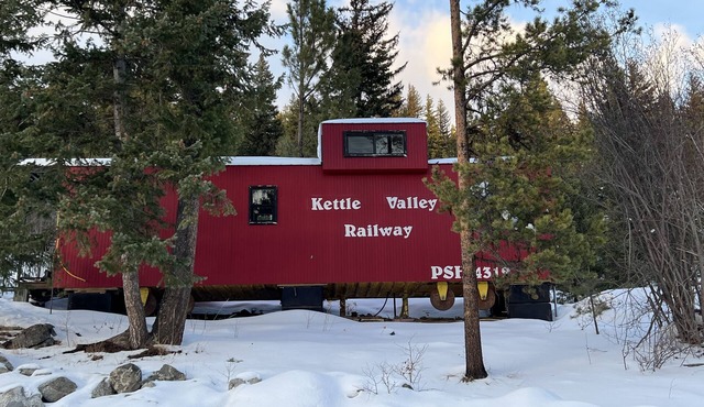 Osprey Lake Caboose beside the Kettle Valley Railway and 2 mins from Osprey Lake