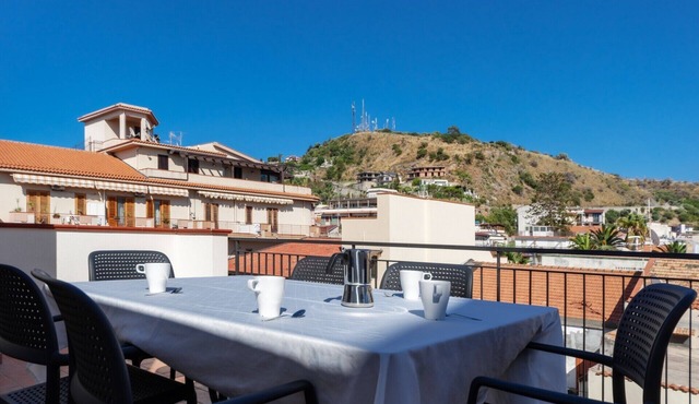 Ostrica - 2 bedrooms mansard with terracecentrally located