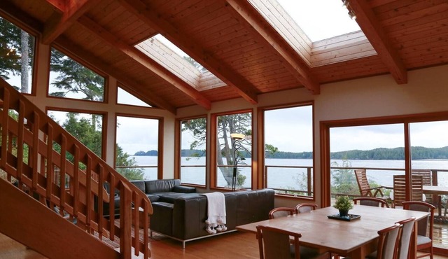 Pacific Retreat-Ocean Views, Tonquin, Hot Tub, BBQ