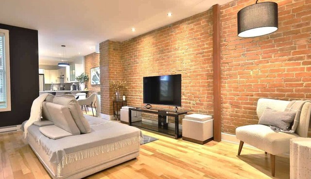 Panet – Chic 3BR Apt with Exposed Brick wall
