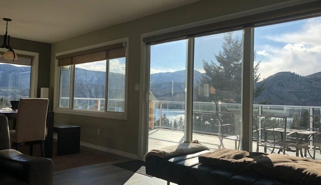 PANORAMIC SKAHA LAKE VIEW AND ACCESS HOME