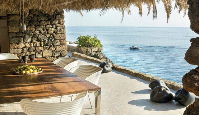 Pantelleria house between sea and hot springs