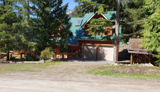 Parkhill Chalet Rental @ Sunshine Valley, BC