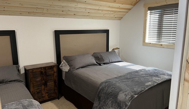 Payne Lake Wilderness Huts - Lakeview Suite