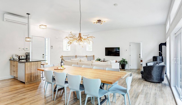 Peaceful Chalet. Spa, Sauna & BBQ. 15 minutes To Tremblant. Pet Friendly!