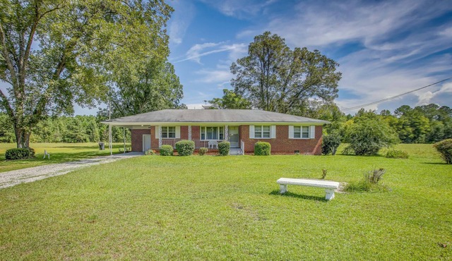 Peaceful Effingham Abode w/ Fireplace!