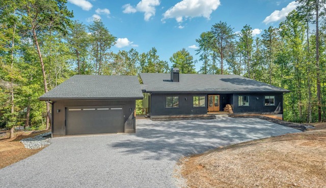 Peaceful Lake Front Retreat: Sleeps 14, Pet & Family Friendly Near TIEC