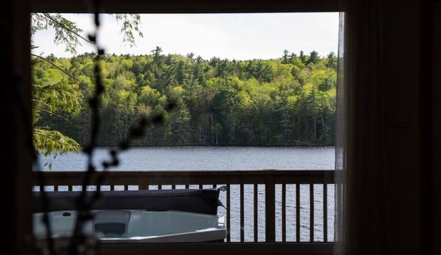 Peaceful Lakeside Cottage ~ Sunsets & Lake Access