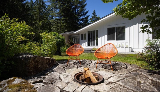 Peaceful/stylish 4 bdrm, 2 bath. Hot tub and massage chair, 35 min to Whistler.
