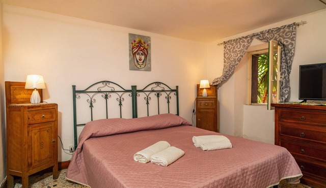Pension 'Camera Familiare Vintage' with Shared Terrace and Wi-Fi