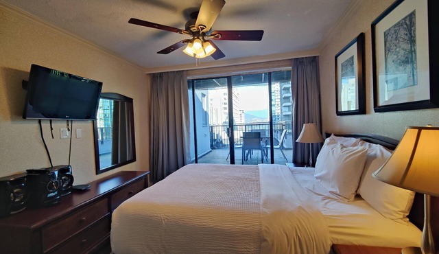 Penthouse Apartment w/Patio, Harbour & City View
