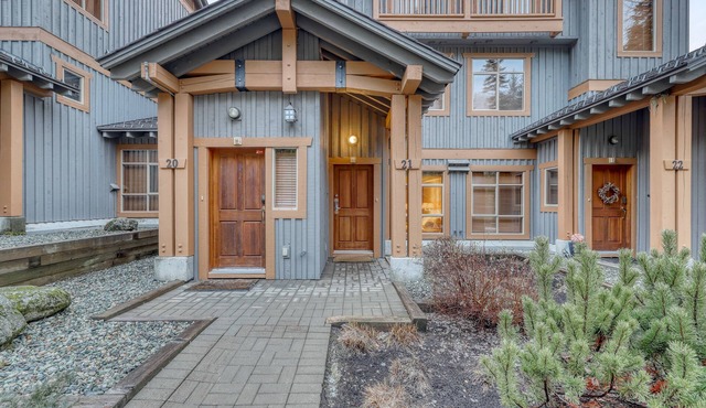 Perfect first-floor townhome with patio, kitchen, fireplace & mountain/ski views