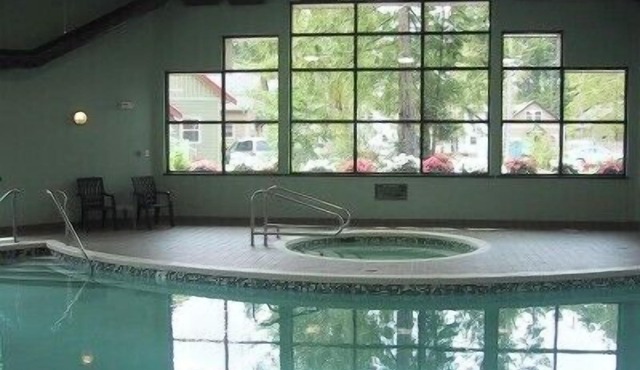 Pet Friendly 2 bedroom plus loft, in Parksville's beautiful resort area