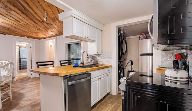 Pet-friendly 2BR Ranch, Wifi, Parking Near RTP