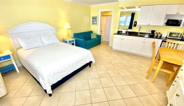 Pet-friendly, 3 Blocks to Beach, Pool, #109
