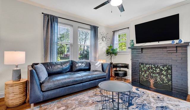 Pet Friendly Cute Cottage - Walk to PC/Downtown
