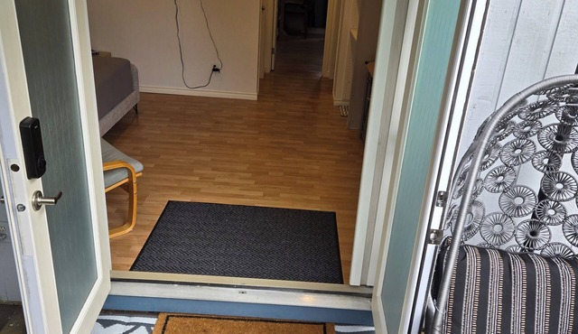 Pet-friendly home in Victoria. with a full yard, hot tub & private entrance!