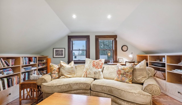 pet-friendly loft minutes to lake, in the heart of Shawnigan Lake