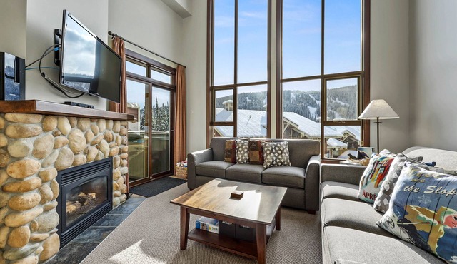 Pet Friendly, Ski In/Ski Out, 3 Bedroom Condo in Stone's Throw!