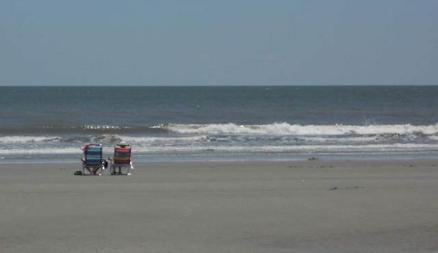 Pet Friendly With Walk to Beach! Private, Quiet Retreat! Access to Pool