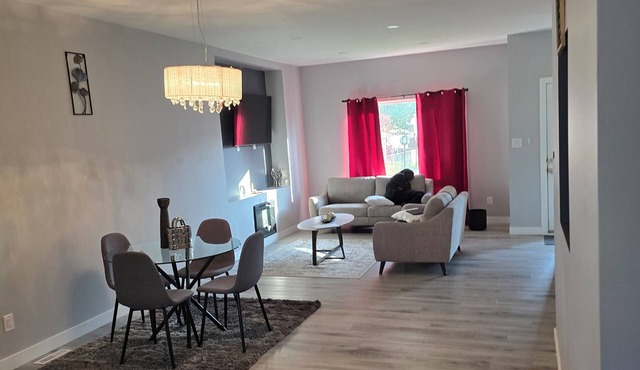 Pleasant home with snazzy finishing. Proximity to the airport and downtown