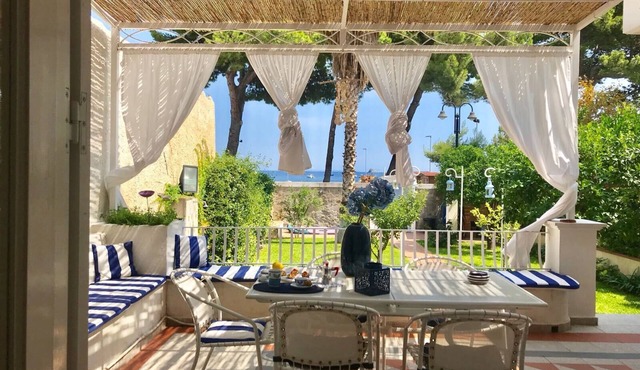 POMEGRANATE VILLA ON THE SEA WITH GARDEN