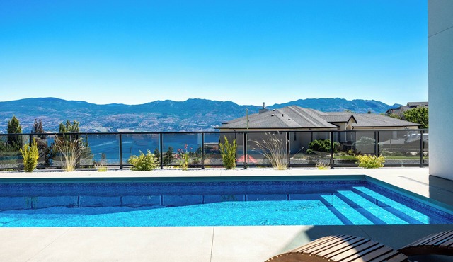Pool/Hot-tub+ Shower Sauna & Lake views!