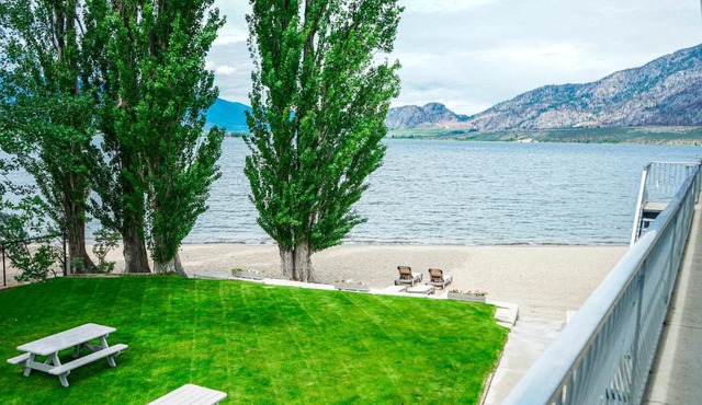Poplars Motel on the lake