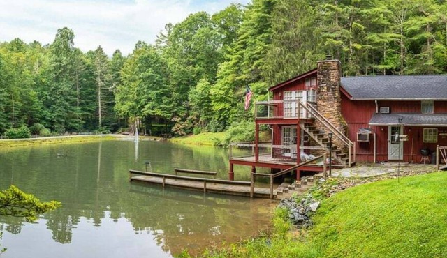 Pops Place - Rustic Cain on Fishing Pond