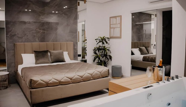 Premium Suite with Hot Tub, Wi-Fi, and Air Conditioning
