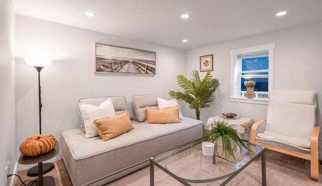Prestigious 2 Bedrooms 2 Baths in West Point Grey